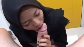 Gadis Jilbab Sepong Otong Gede Sampai Crot
